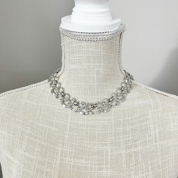 Coro Vintage Textured Bow Mid-Century Collar Necklace - Picture 2 of 8